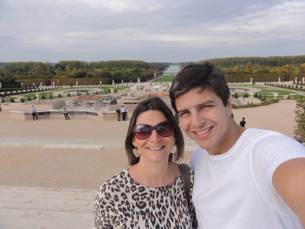 Dois viajantes mais que felizes de estarem explorando (e admirando) os Jardins de Versalhes.