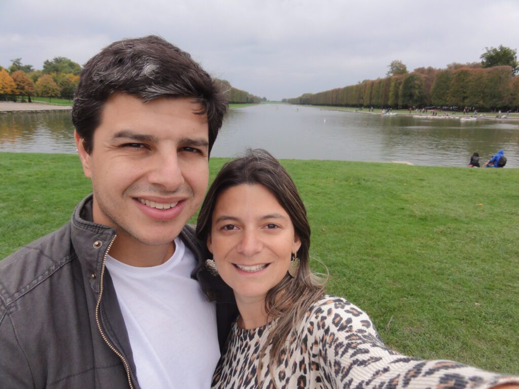 Casal que faz bolhas no pé de tanto andar no Parque de Versalhes unido, permanece unido!