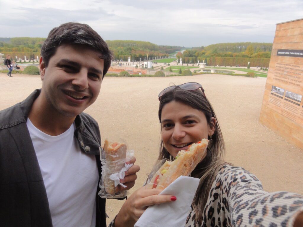 Magu e Tiago fazendo um lanchinho rápido (e delicioso) nos Jardins de Versalhes