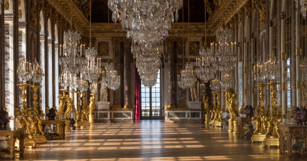 As principais salas do Palácio de Versalhes: a impressionante Sala dos Espelhos, ou Galeria dos Espelhos - Fonte: Versailles