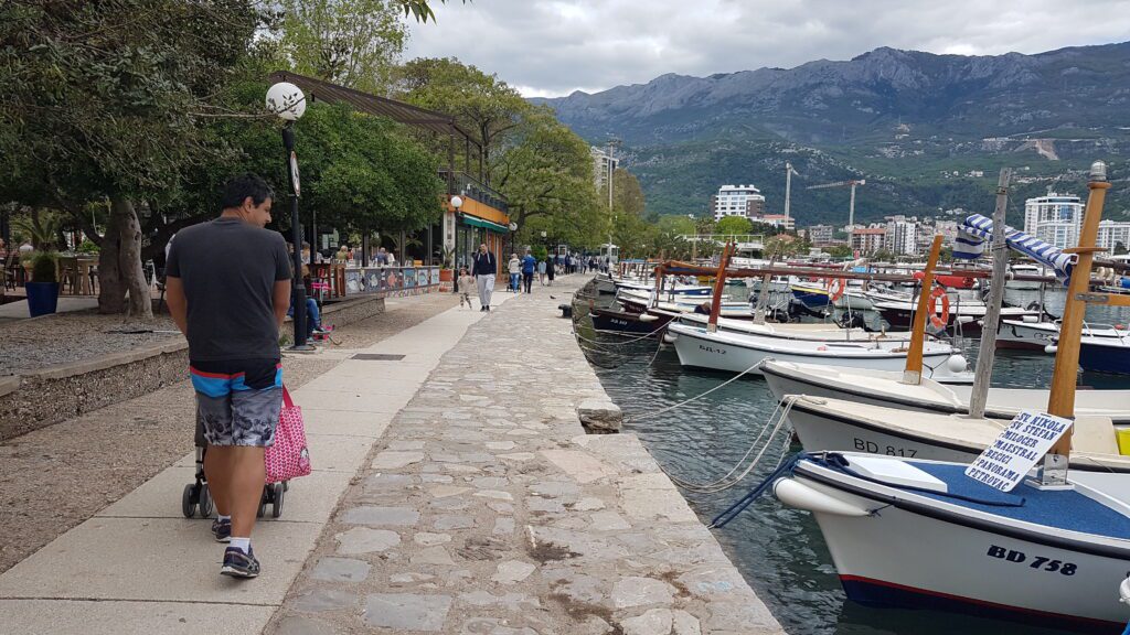 Hora do cochilo da bebê mochileira em Budva