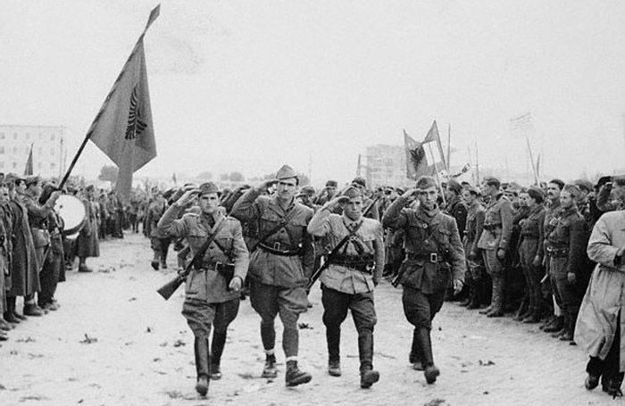 Albaneses celebrando sua libertação dos alemães durante a Segunda Guerra - Fonte: Wild Frontiers