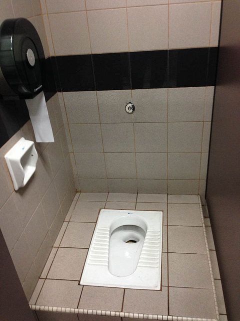 Banheiro turco comum de se encontrar no Kosovo - Fonte: Pinterest