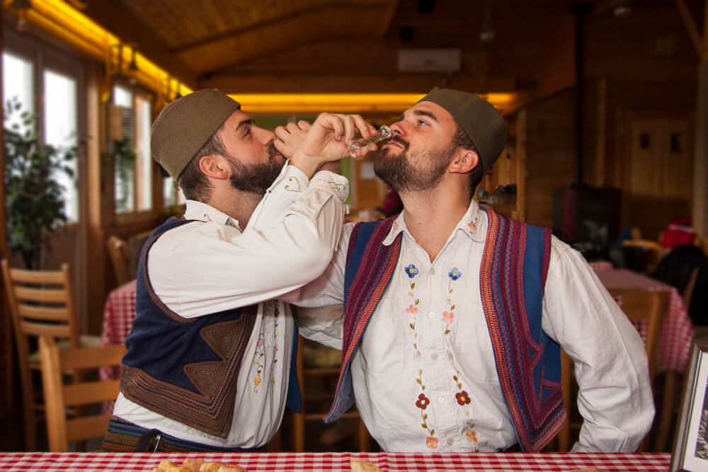 Bebendo como um sérvio - Rakija Grill