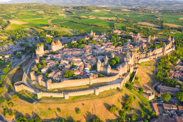 A incrível cidade medieval de Carcassonne - iStock