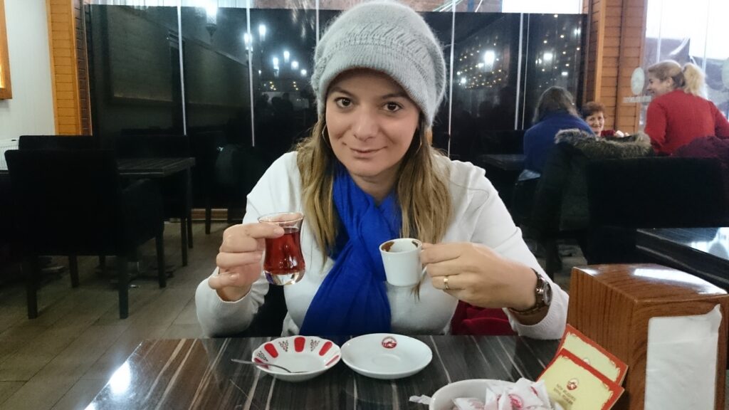 A eterna dúvida do turista na Turquia: chá ou café turcos? Manda os dois!