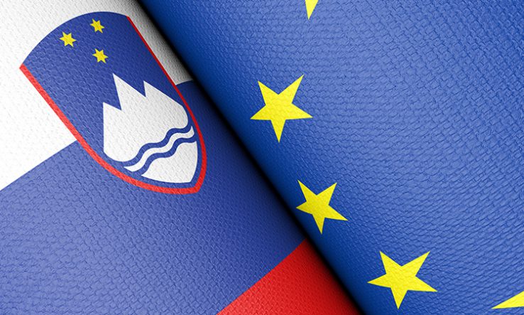 Bandeira da Eslovênia e da União Europeis juntas - Fonte: Research Professional News