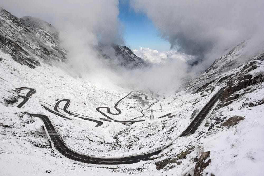 A embasbacante estrada Transfagarasan durante o inverno: nem tente! - Fonte: Medium