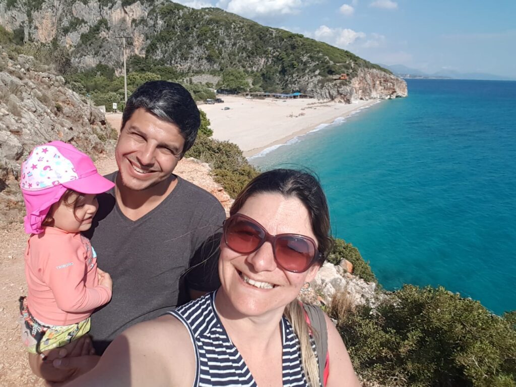 Família mochileira aproveitando a Riviera Albanesa