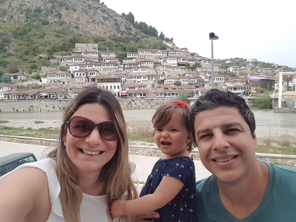 Uma família embasbacada com Berat
