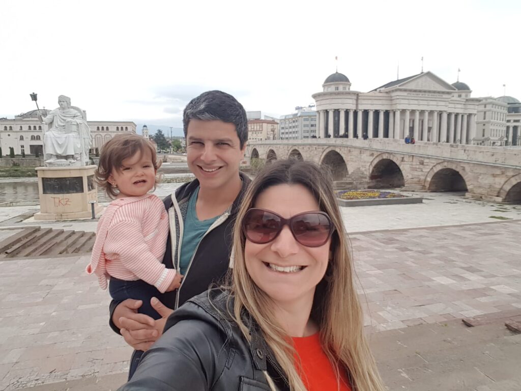 Família mochileira em Escópia, a capital da Macedônia - Magu Mathias