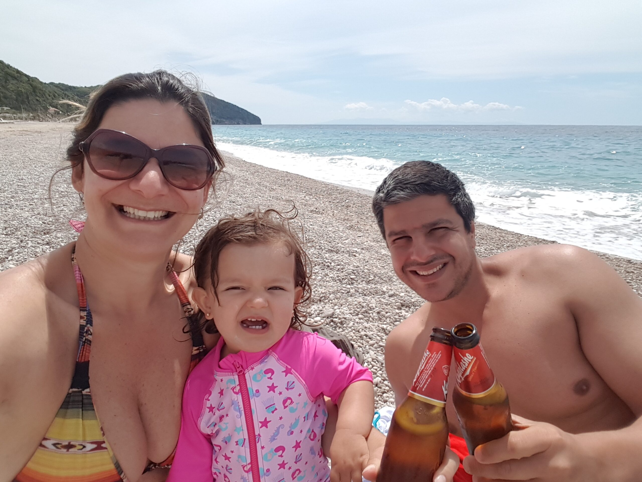 Família mochileira curtindo praia em Dhermi