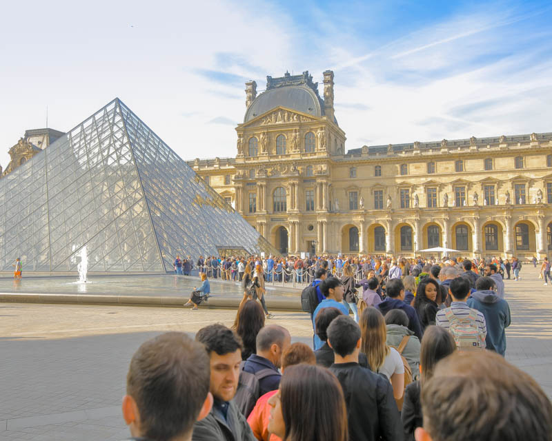 Filas enormes nas atrações de Paris - Arttrip