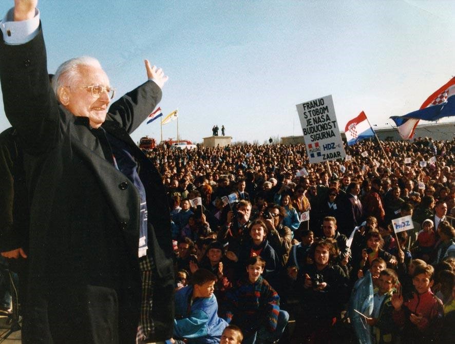 Presidente Franjo Tuđman na comemoração da Independência da Croácia em 1991 - Fonte: Transition Dialogue