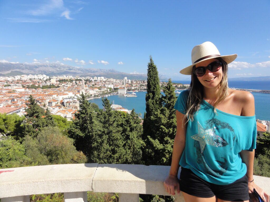 Magu admirando a linda vista de Split do alto do Monte Marjan