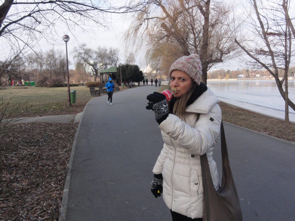 Uma pessoa embasbacada com a força de vontade do povo romeno nesse frio