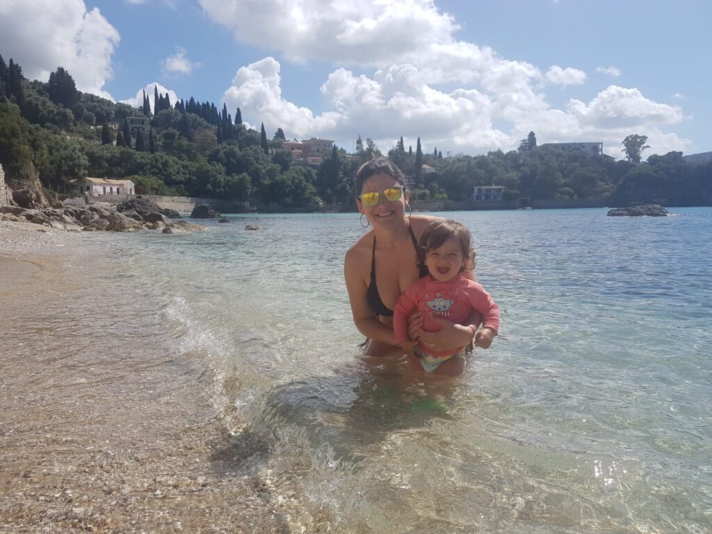 Duas mochileirinhas curtindo a linda Praia Paleokastritsa na ilha de Corfu