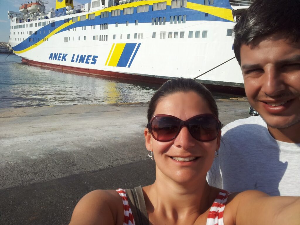 Magu e Tiago chegando em Atenas de ferry direto de Santorini