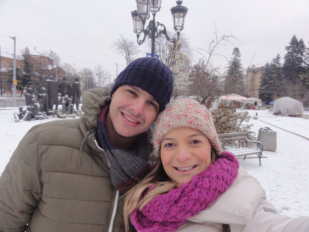 Magu e Tiago aproveitando as andanças por uma Sófia coberta de neve