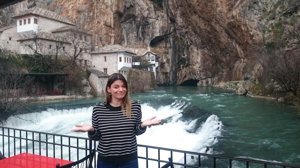 Uma Magu embasbacada com a visão do Monastério de Blagaj na Bósnia