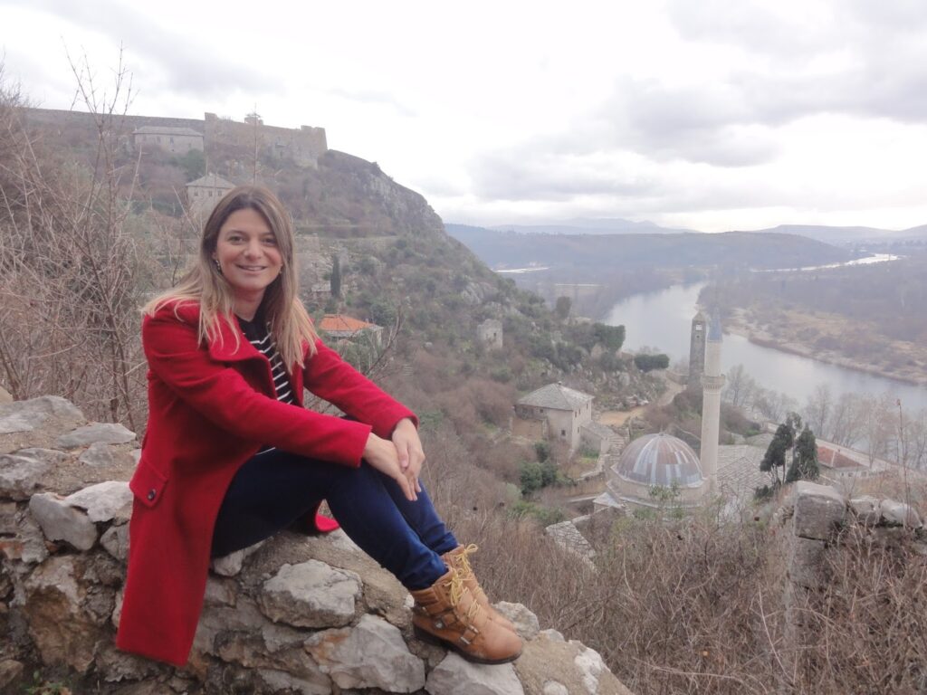 Magu apreciando a vista em Počitelj 