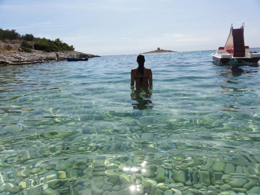 Magu em estado de transe nas águas cristalinas da ilha de Hvar na Croácia
