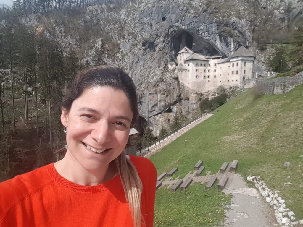 Magu no Castelo de Predjama na Eslovênia 