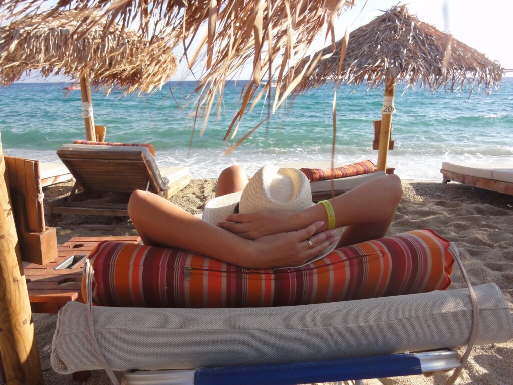 Magu relaxando na praia em Mykonos