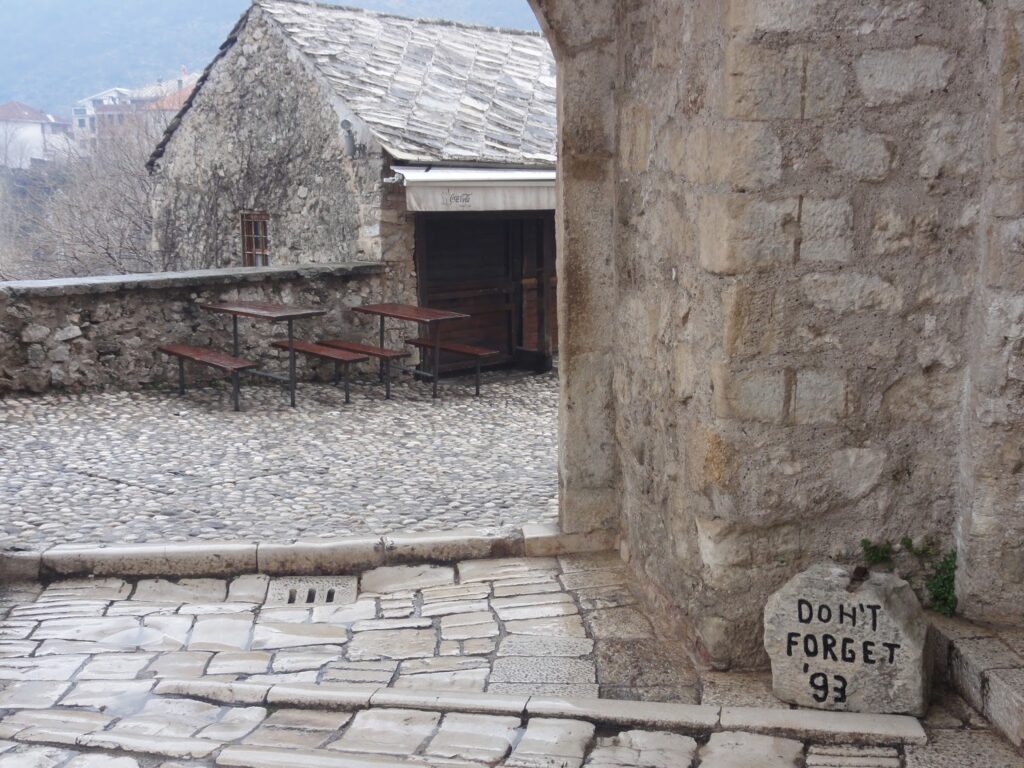 Memoriais da Guerra da Bósnia espalhados pela cidade de Mostar