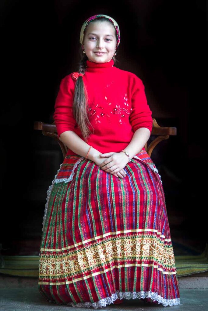 Menina romani na Romênia - Covinnus Travel