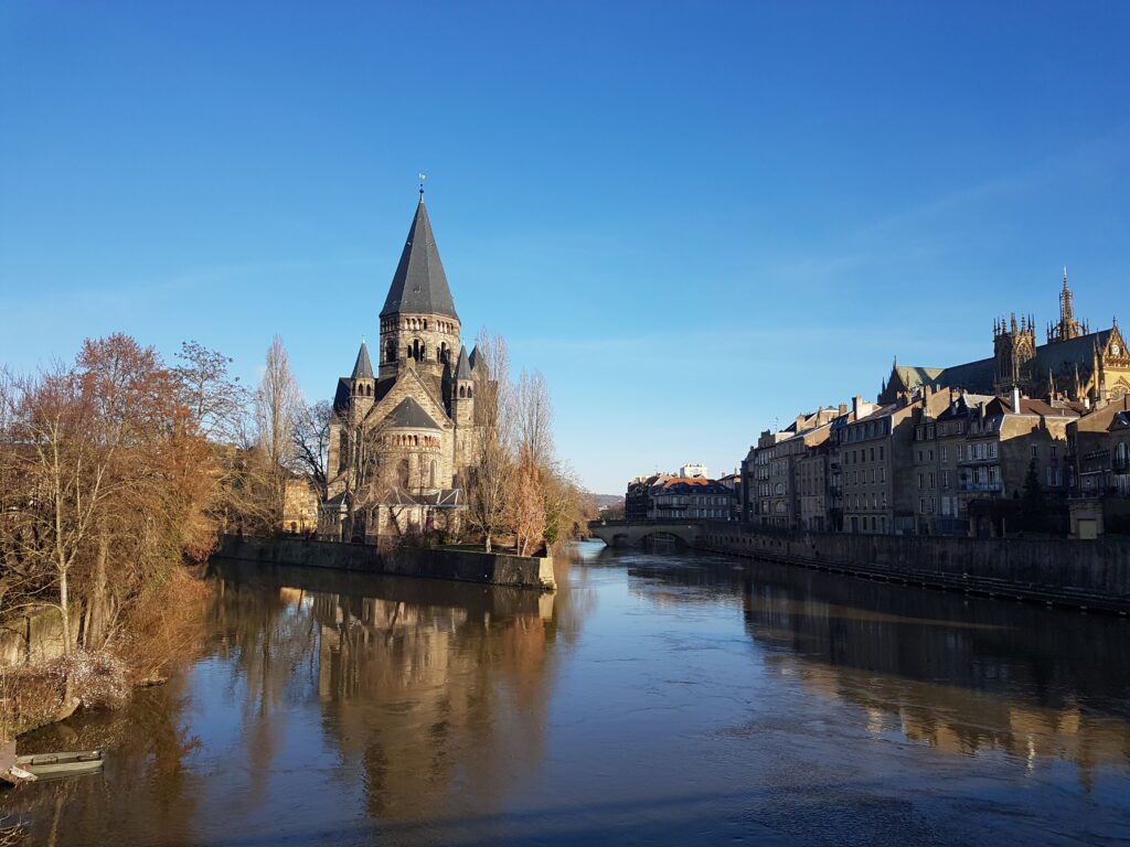 Não há palavras suficientes pra descrever a vista do Temple Neuf no meio do rio Moselle em Metz
