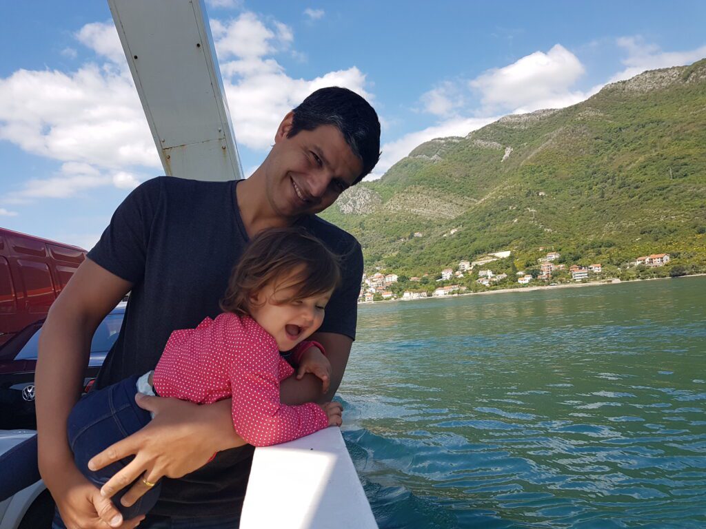 Curtindo a travessia de balsa em Montenegro