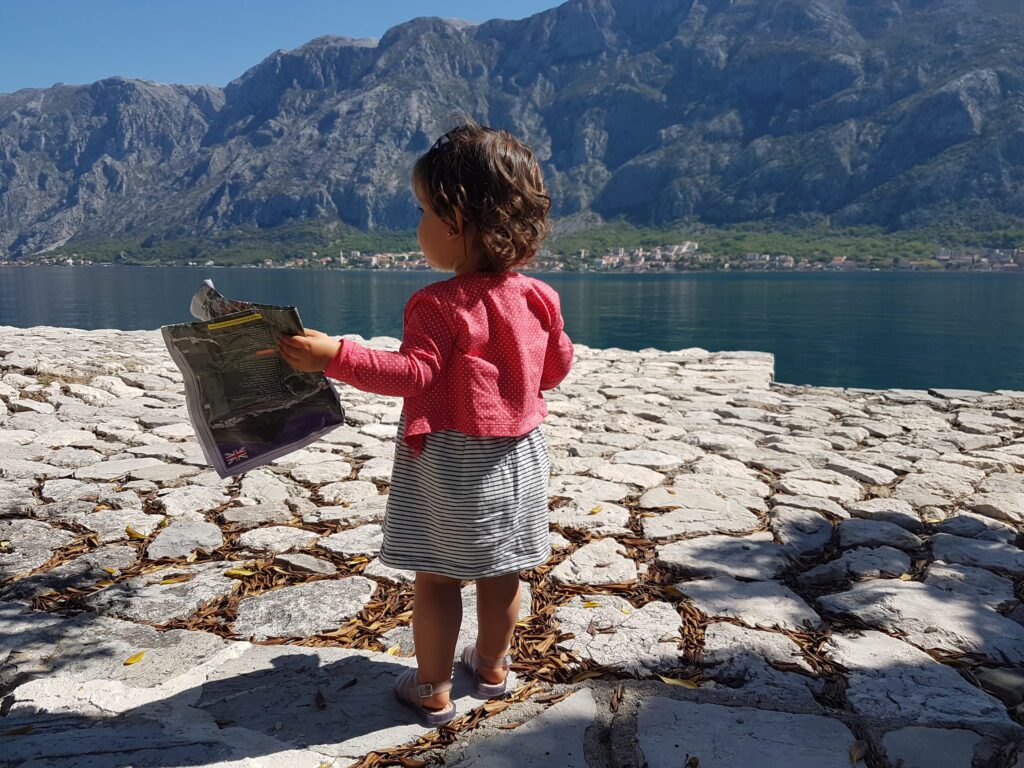 Catarina, nossa intrépida mochileirinha, embasbacada com a Baía de Kotor