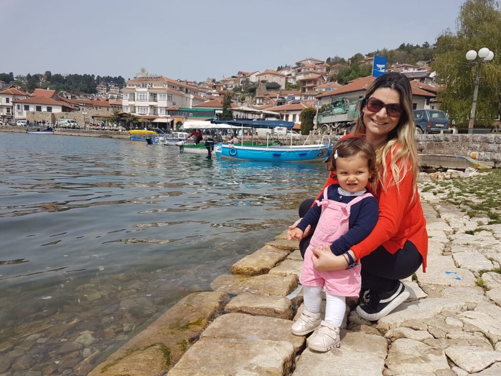 Mochileirinhas morrendo de vontade de mergulhar no Lago Ohrid na Macedônia