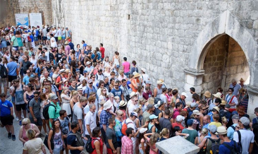 Multidões de turistas em Dubrovnik na Croácia - Fonte: The Dubrovnik Times