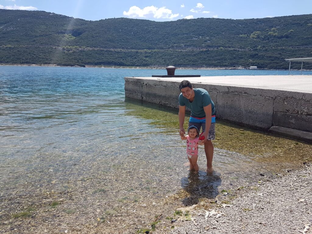 Nina mochileirinha na praia da Bósnia