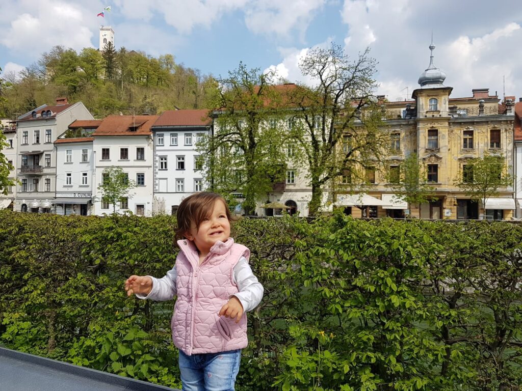 Nina, a intrépida mochileirinha, encantada com Ljubljana na Eslovênia