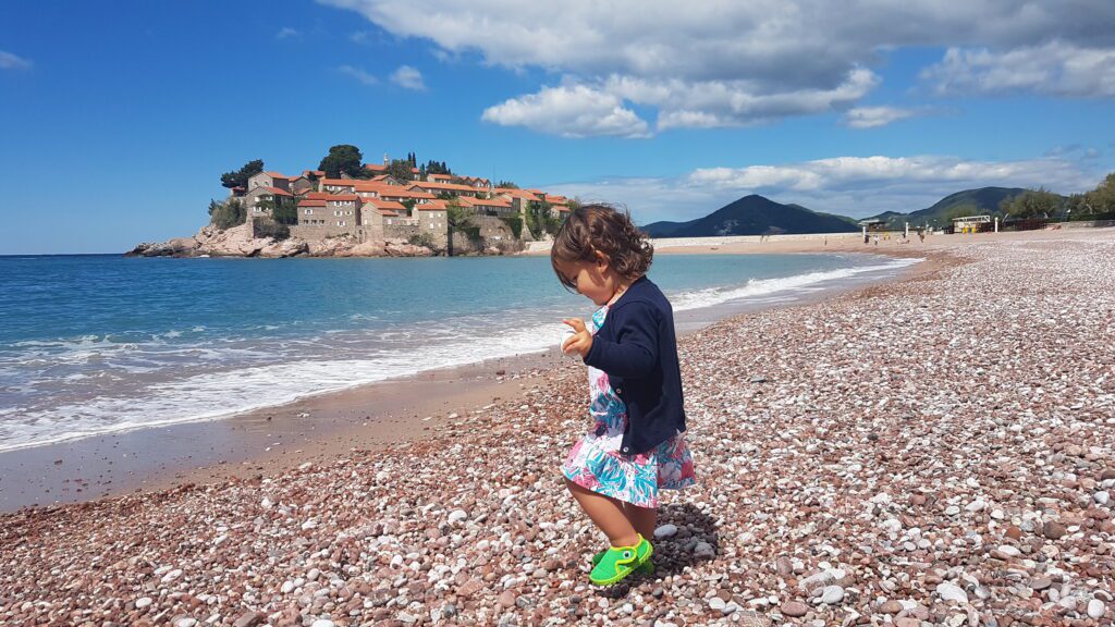 Catarina explorando a linda ilha de Sveti Stefan em Montenegro.