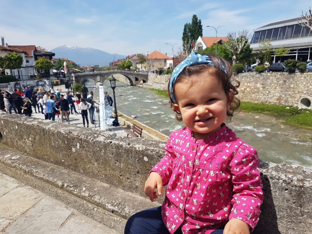 A mini mochileirinha mais fofa que o Kosovo já viu!