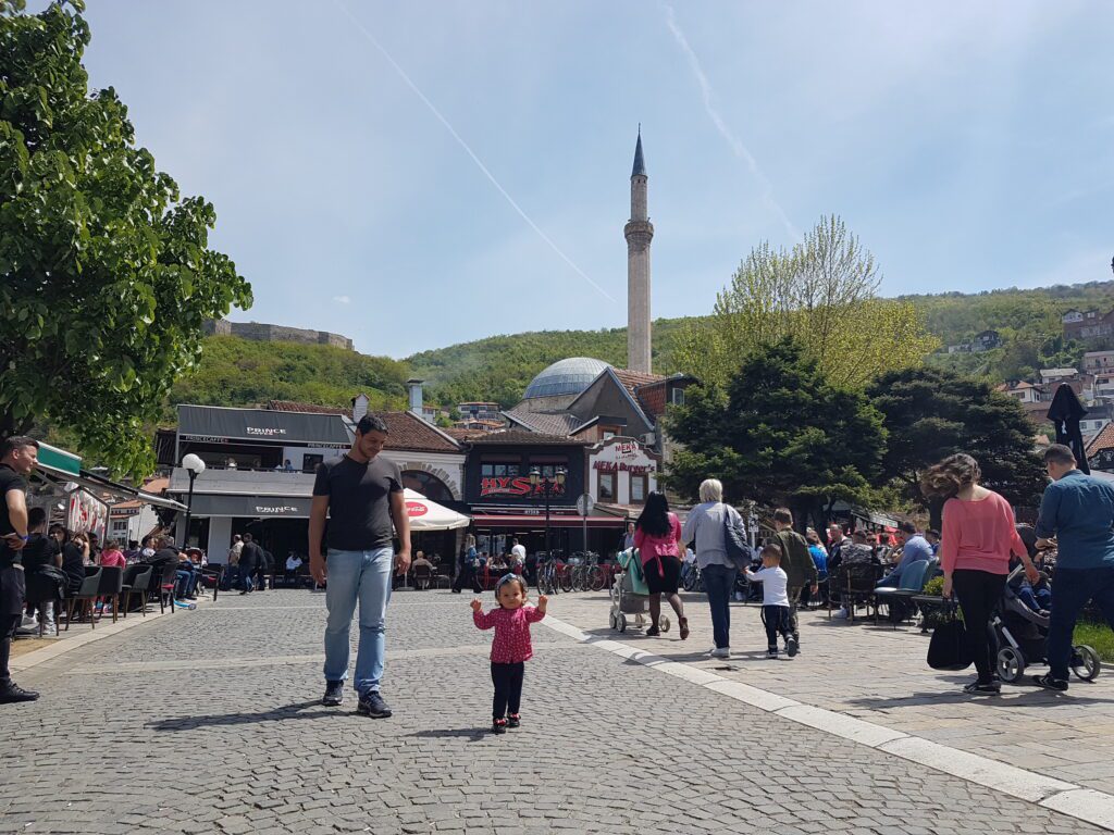 Nina mochilando pelas ruas da linda Prizren 