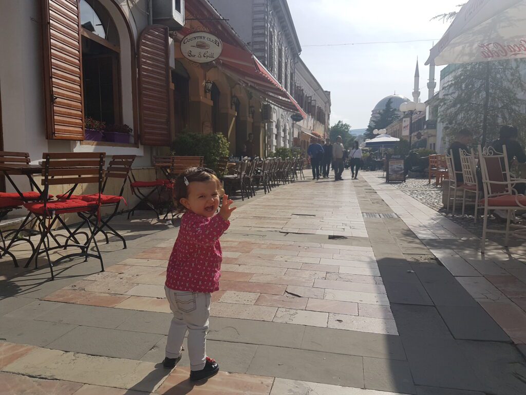 Nina na cidade velha de Shkoder na Albânia