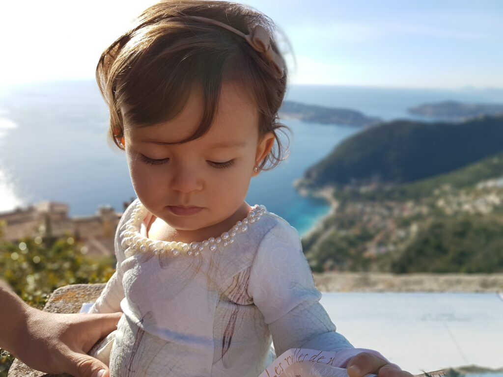 Princesa Catarina admirando o lindo vilarejo de Èze