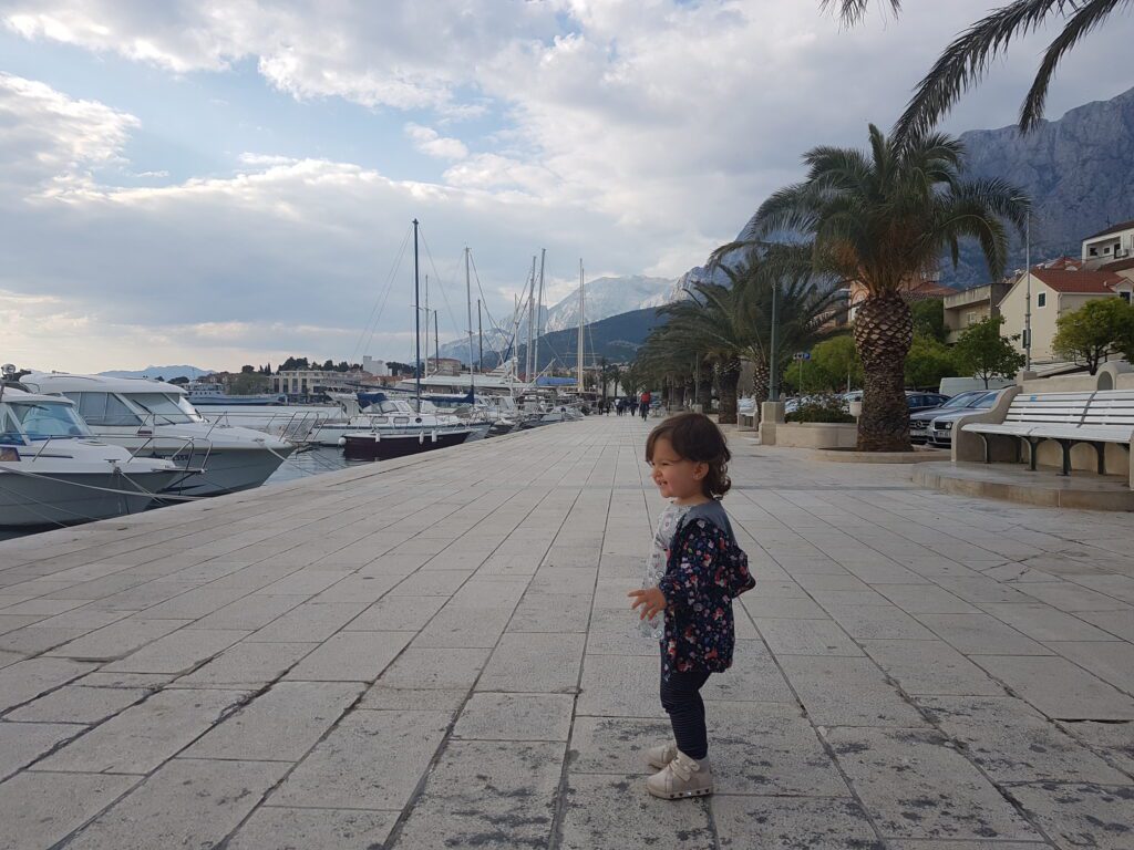 Fim de tarde no calçadão de Makarska