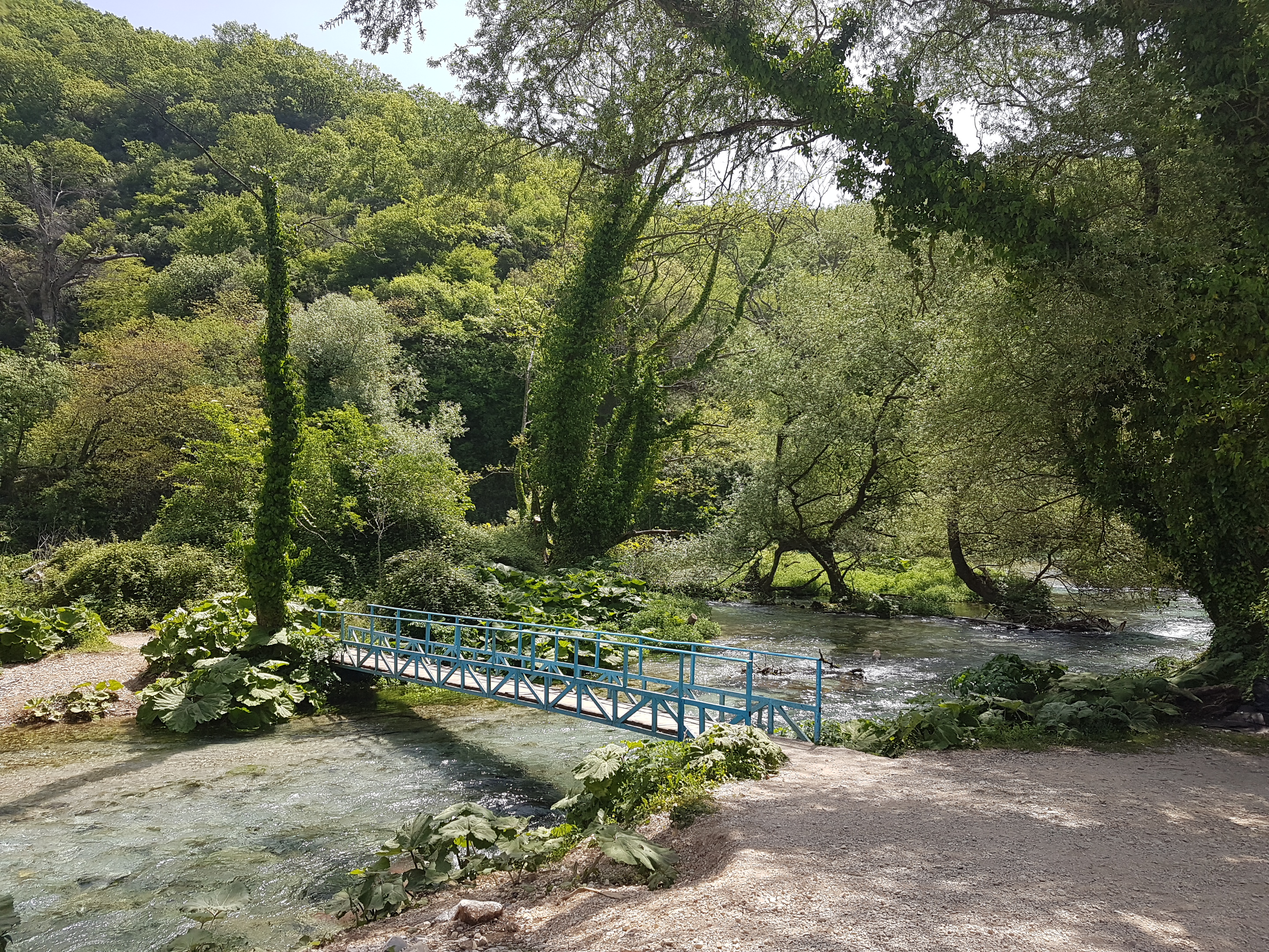 Arredores do Olho Azul na Albânia