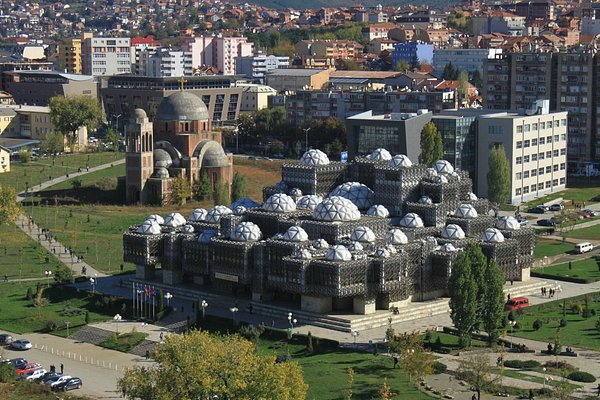A moderna Biblioteca Nacional do Kosovo em Pristina ao lado a Catedral Ortodoxa Sérvia de Cristo, o Salvador - Tripadvisor