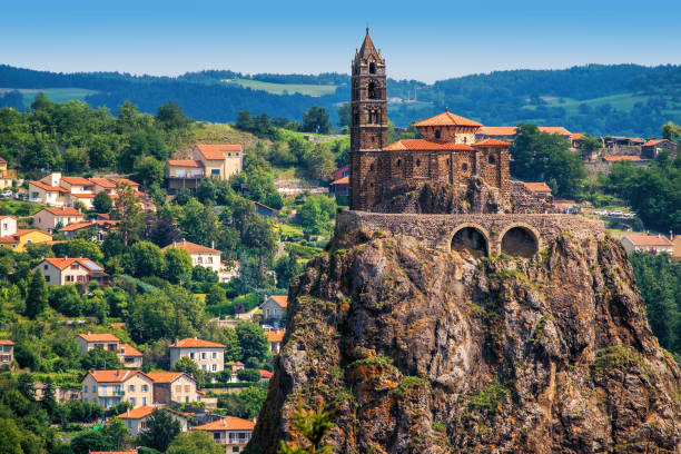 A rocha de Saint-Michel d'Aiguilhe em Le Puy en Velay, na Região de Auvergne-Rhône-Alpes - iStock