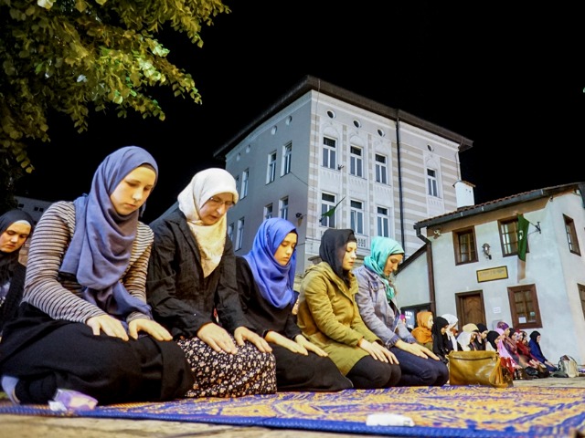 Práticas religiosas na Bósnia - Fonte: Balkan Insight