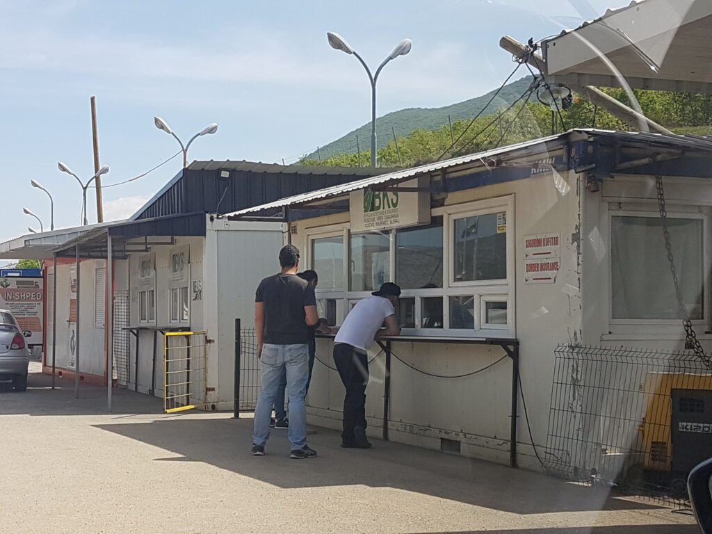 Tiago contratando seguro para o carro no Kosovo na fronteira entre a Albânia e o Kosovo.