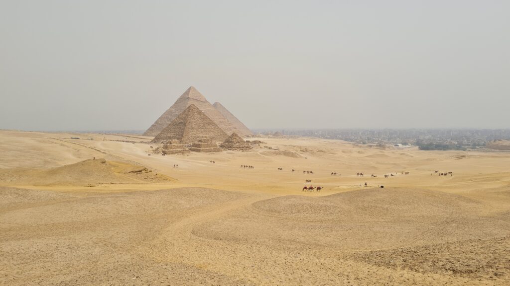 A incrível planície de Gizé e suas pirâmides, no Egito