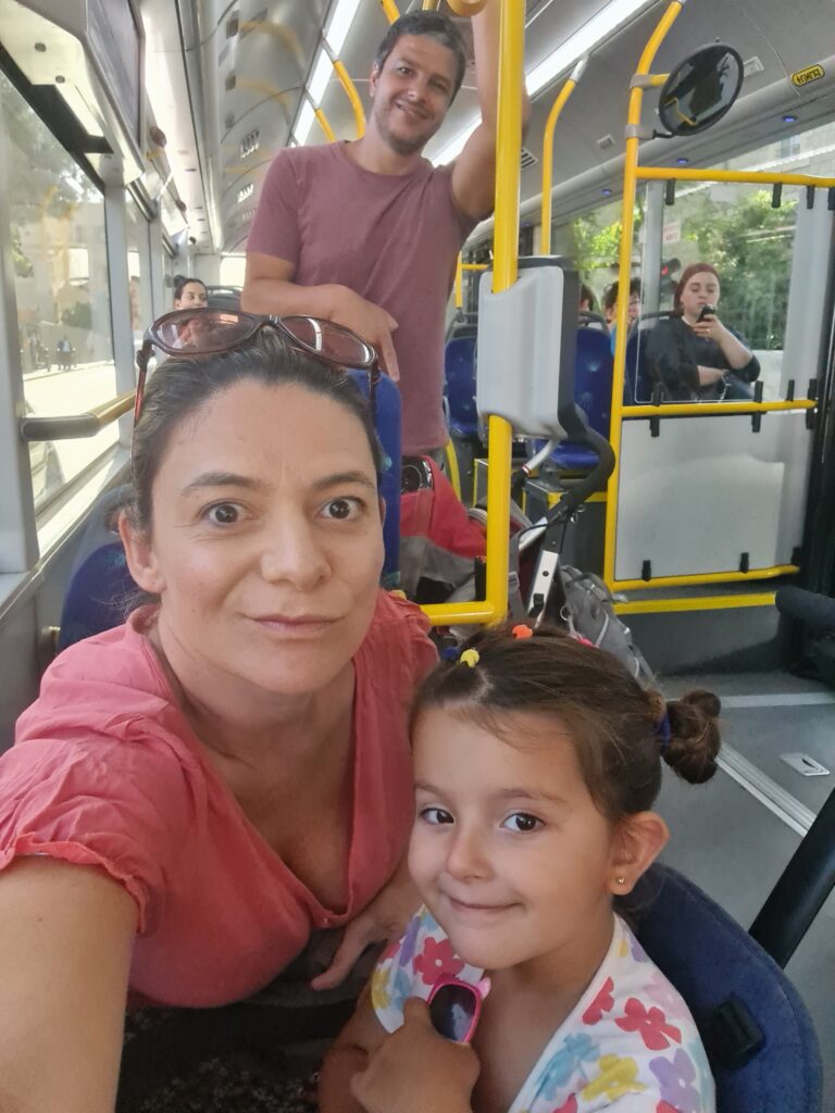 Essa família agora usufruir do transporte públicos dos lugares, e em Israel não foi diferente!